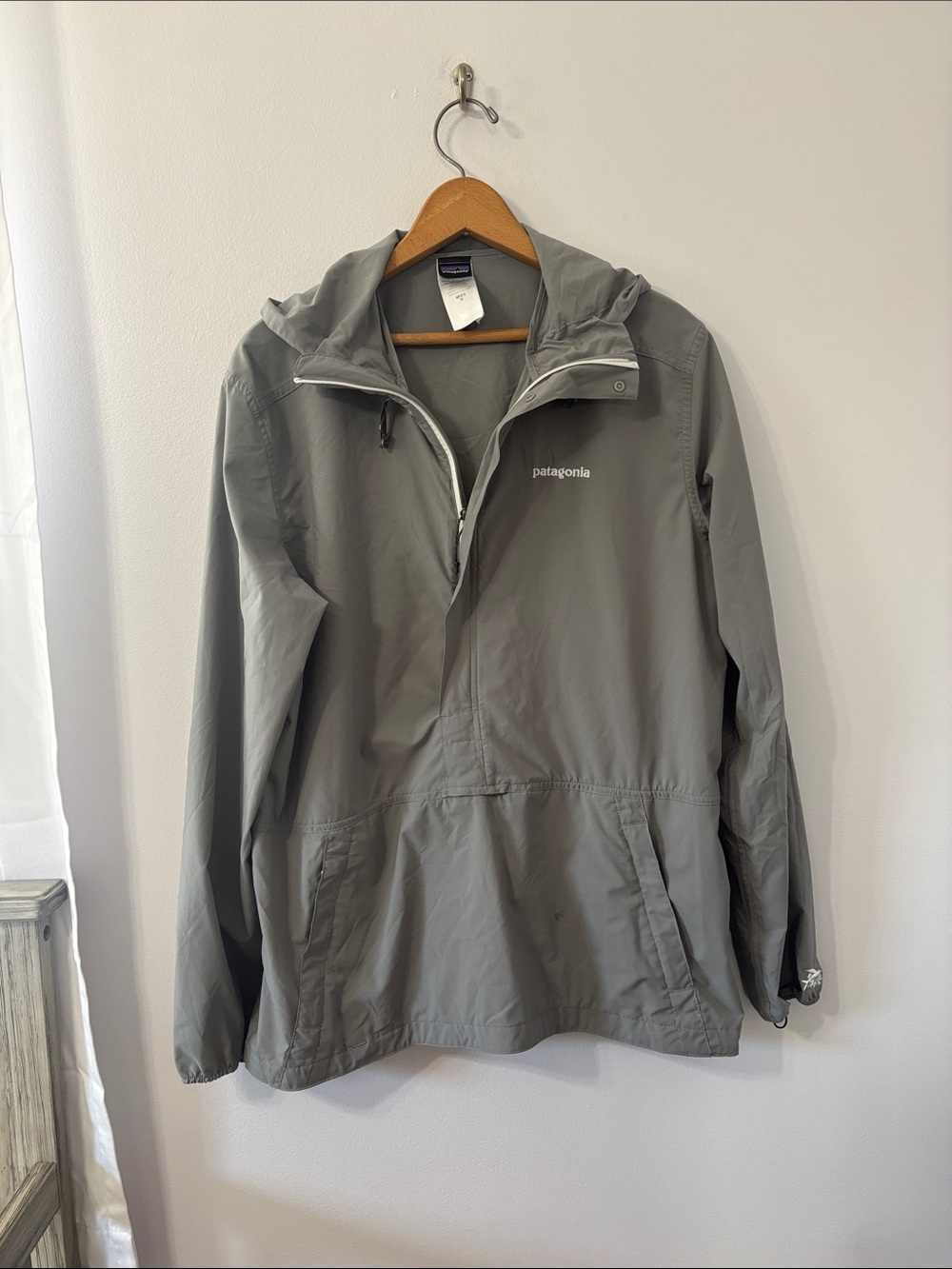 Patagonia Men’s Hooded 1/2 Zip Jacket — Gray